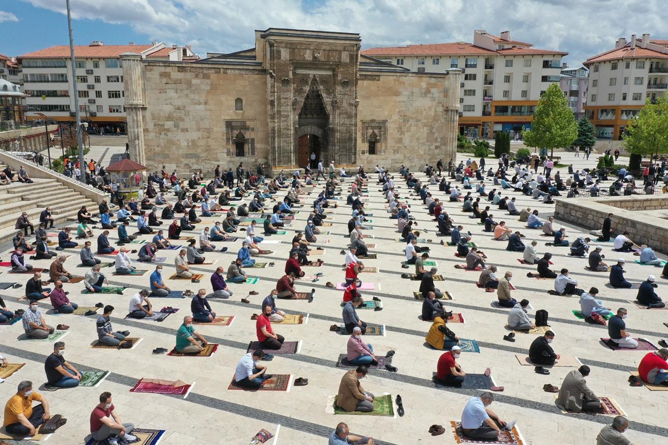 Müslümanlar Cuma namazına akın etti
